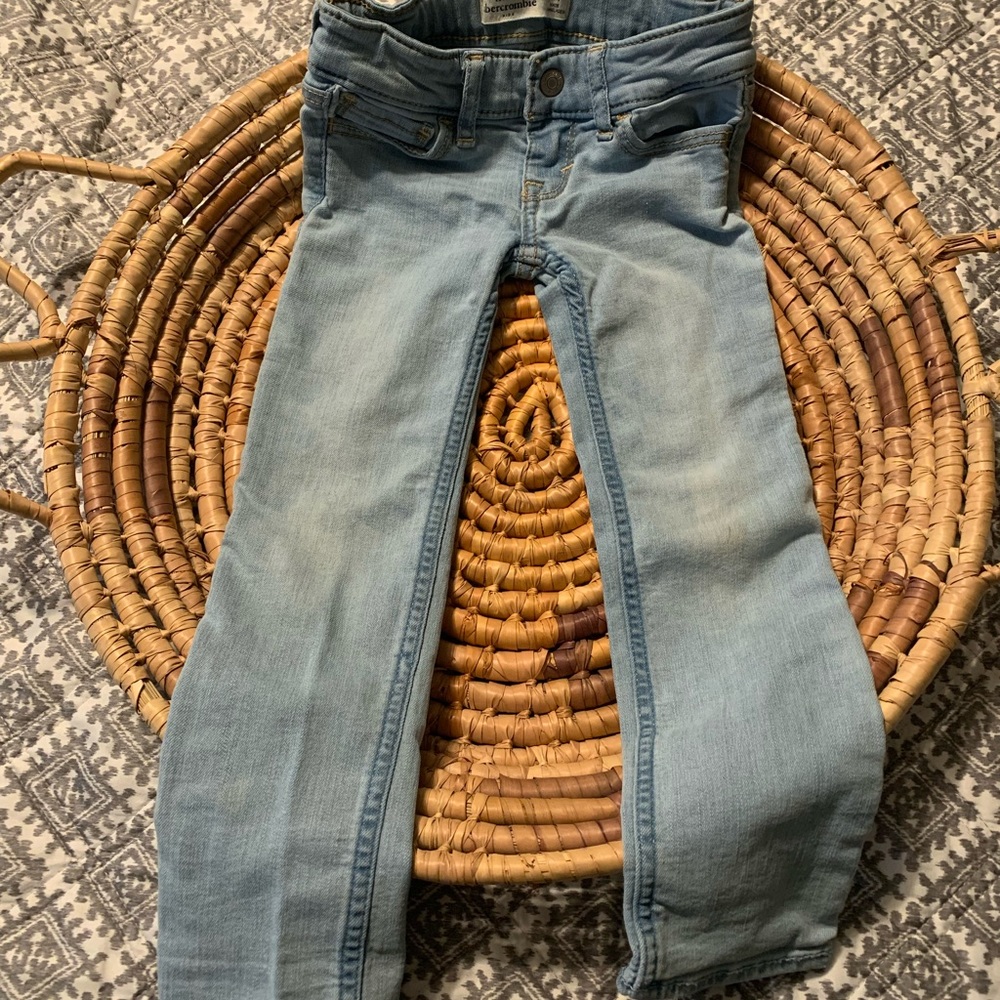 Abercrombie Kids size 3 light wash skinny jeans